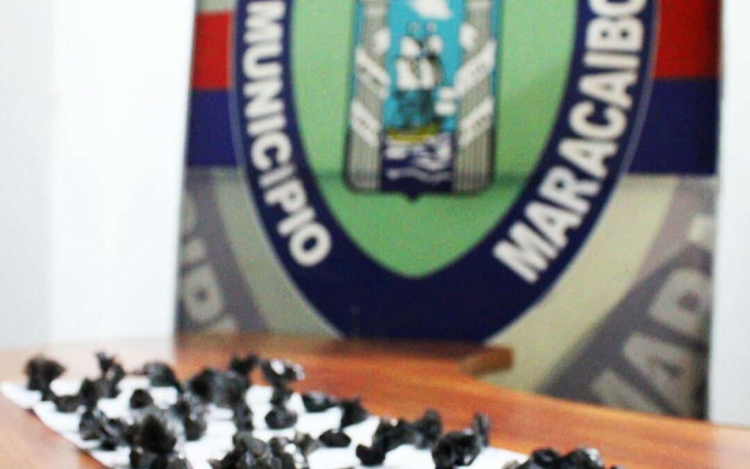 Polimaracaibo detiene en la parroquia Cacique Mara a dos septuagenarios por llevar envoltorios de droga